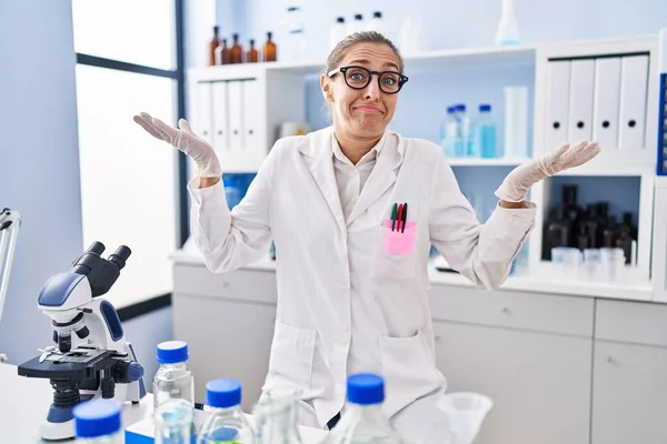Mujer Joven Que Trabaja Laboratorio Científico Gritando Gritando Fuerte Lado —  Fotos de Stock