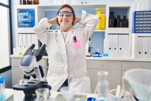 기사보기 증후군을 스페인 소녀가 과학자 실험실에서 휴식을 취하고 스트레칭하며 머리와 — 스톡 사진