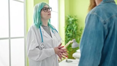 Kadın, erkek, doktor ve hasta klinikte tıbbi danışmanlık yapıyorlar.