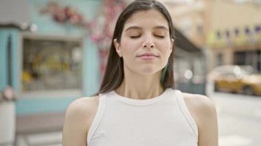 Kahve dükkanının terasında kendine güvenen güzel İspanyol kadın gülümsüyor.