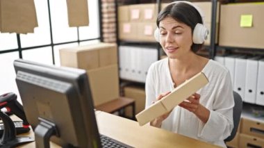 Genç ve güzel İspanyol kadın ecommerce işçisi ofiste video görüşmesi yapıyor.