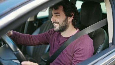 Sokakta dans eden İspanyol genç adam.