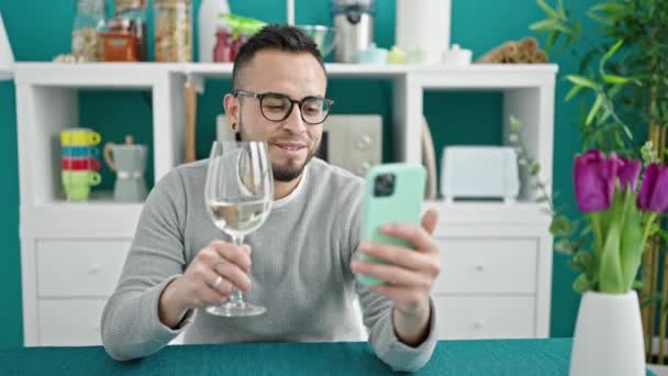 Spaanse Man Die Glas Wijn Drinkt Doet Videogesprek Met Smartphone — Stockvideo