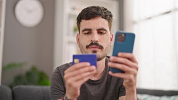 Genç Spanyol Adam Akıllı Telefon Kredi Kartıyla Alışveriş Yapıyor Evdeki — Stok video
