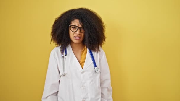 Afrikanische Amerikanische Ärztin Wütend Schreit Über Isolierten Gelben Hintergrund — Stockvideo