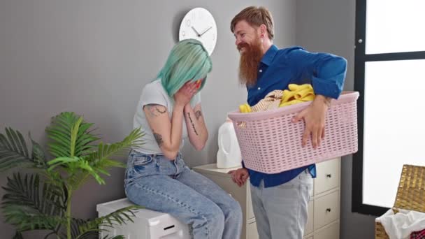 男男女女抱着篮子 衣服在洗衣房接吻 — 图库视频影像
