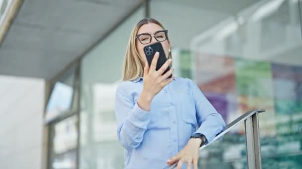 Mujer Joven Rubia Trabajadora Negocios Sonriendo Confiada Hablando Teléfono Inteligente — Vídeos de Stock