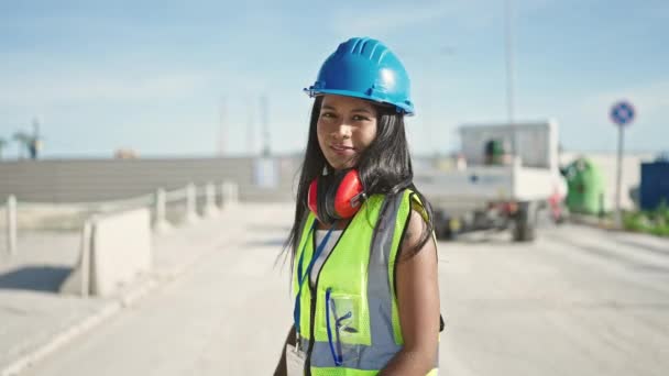 Mujer Afroamericana Constructora Sonriendo Confiada Pie Con Los Brazos Cruzados — Vídeos de Stock