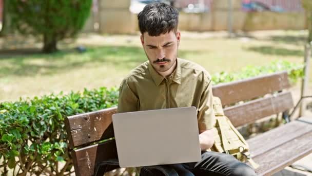 Young Hispanic Man Tourist Using Laptop Sitting Bench Park — Stock Video