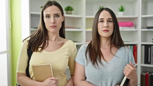 2名妇女站在图书馆大学看书 — 图库视频影像