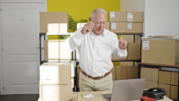 Senior Hombre Pelo Gris Comercio Electrónico Trabajador Negocios Bailando Oficina — Vídeos de Stock