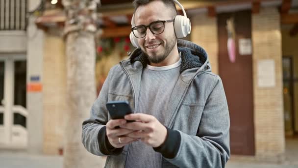 Hispanique Homme Souriant Confiant Écouter Musique Utilisant Smartphone Rue — Video