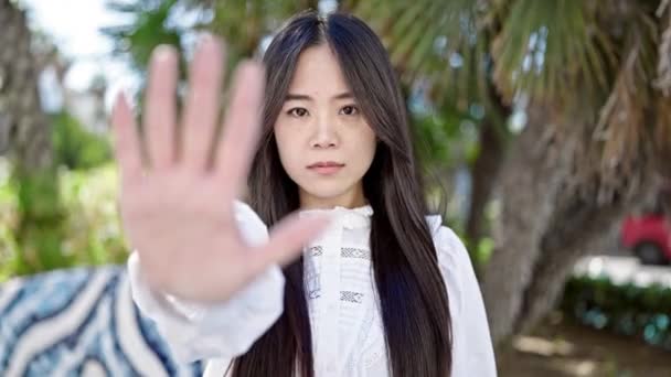 Jonge Chinese Vrouw Doet Stop Gebaar Met Hand Het Park — Stockvideo