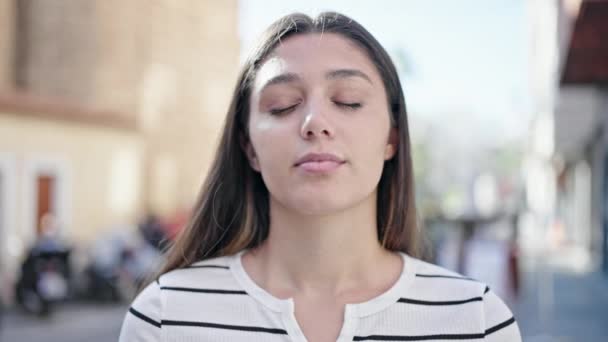 Jonge Mooie Spaanse Vrouw Glimlachend Vol Vertrouwen Ademend Straat — Stockvideo