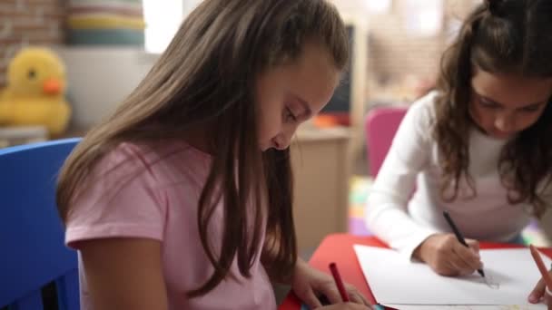 Anaokulunda Masa Başında Oturmuş Kağıda Resim Çizen Sevimli Kızlar — Stok video