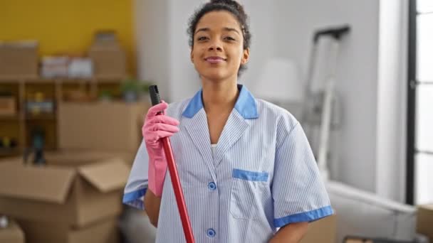 Africano Americano Mulher Limpa Profissional Segurando Esfregona Sorrindo Nova Casa — Vídeo de Stock