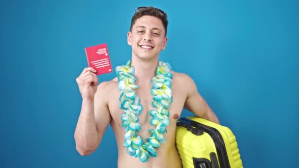 Mladý Hispánec Muž Turista Drží Švýcarský Pas Kufr Přes Izolované — Stock video
