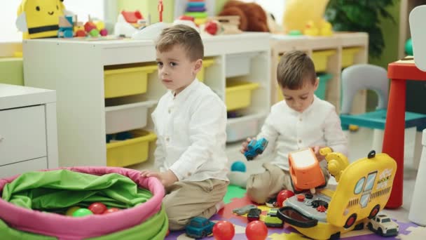 Чарівні Хлопчики Сидять Підлозі Граючи Іграшками Дитячому Саду — стокове відео