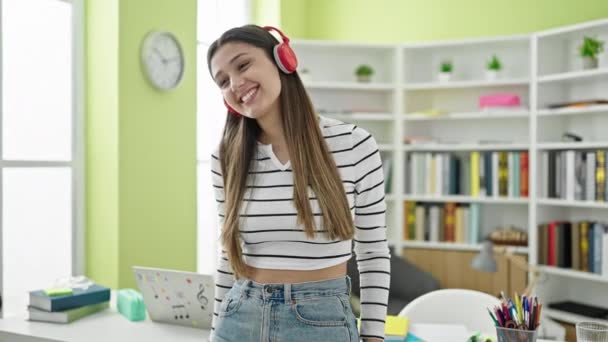 Νεαρή Όμορφη Ισπανίδα Μαθήτρια Χαμογελά Αυτοπεποίθηση Ακούγοντας Μουσική Χορεύει Στο — Αρχείο Βίντεο