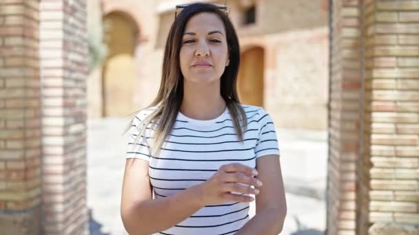Bliski Wschód Kobieta Stoi Poważnym Wyrazem Twarzy Skrzyżowane Ramiona Ulicy — Wideo stockowe