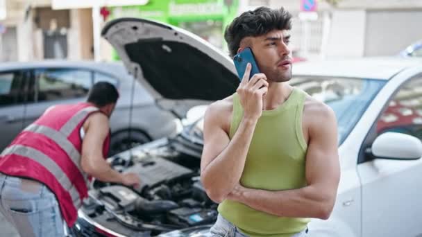 Két Férfi Beszél Okostelefonon Autós Biztosítással Utcán — Stock videók