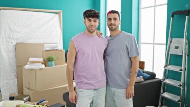 Dva Muži Pár Objímání Navzájem Stojící Novém Domově — Stock video