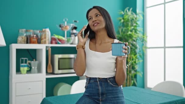 Afroamerykanka Rozmawia Smartfonie Pijąc Kawę Jadalni — Wideo stockowe
