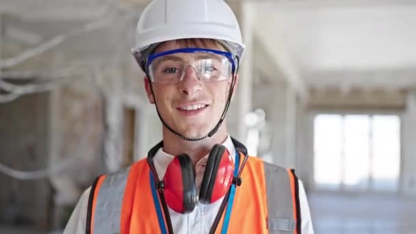 Młody Biały Mężczyzna Architekt Uśmiecha Pewny Siebie Stojąc Placu Budowy — Wideo stockowe