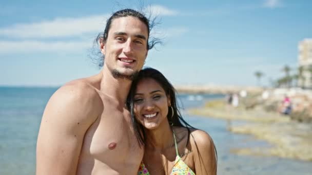 Mężczyzna Kobieta Turysta Para Przytulając Się Uśmiechając Się Plaży — Wideo stockowe