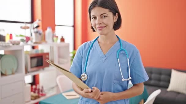 Joven Hermosa Mujer Hispana Médico Sosteniendo Documento Sonriendo Comedor — Vídeos de Stock