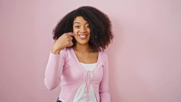 Африканська Американка Усміхається Впевнено Роблячи Телефонний Жест Руками Ізольованому Рожевому — стокове відео