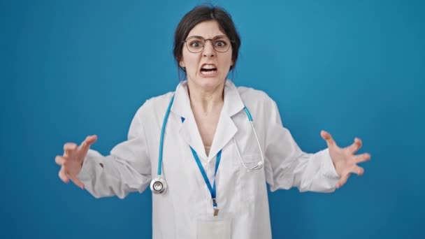 Νεαρή Όμορφη Ισπανίδα Γιατρός Θυμωμένος Και Τόνισε Πάνω Από Απομονωμένο — Αρχείο Βίντεο