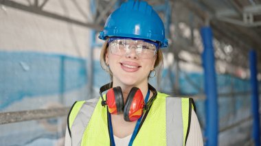 Genç sarışın mimar sokakta kendine güvenen.