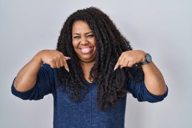 Ayrıca beyaz arka planda duran, kendine güveni olan, kendini gururlu ve mutlu gösteren İspanyol bir kadın.. 