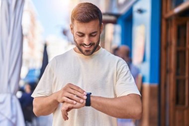 Genç İspanyol adam gülümsüyor. Kendine güveniyor gibi görünüyor.