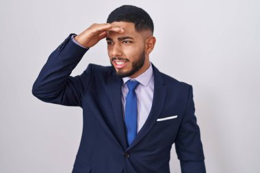 Genç İspanyol takım elbiseli ve kravatlı çok mutlu ve tebessüm ediyor. arama kavramı. 