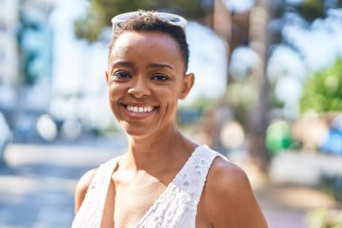 Sokakta kendine güvenen Afrikalı Amerikalı kadın gülümsüyor