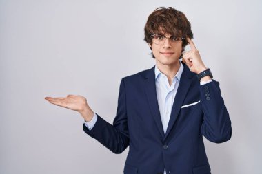 İspanyol iş adamı, gözlüklü, kafası karışmış ve avuç içi açık bir şekilde fotokopi alanını gösteren ve alnını işaret eden birinden rahatsız olmuş. Bunu bir düşün.. 