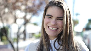 Sokakta kendine güvenen güzel İspanyol kadın.