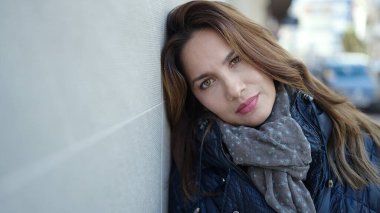 Sokakta ciddi bir ifadeyle duran genç, güzel İspanyol kadın.