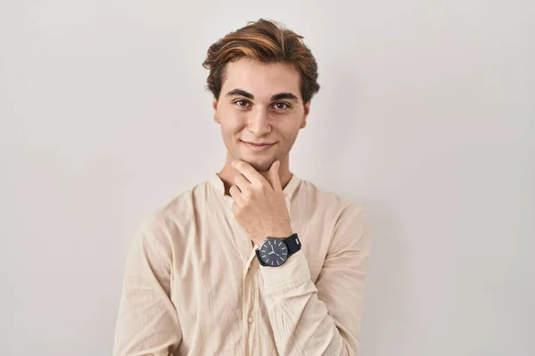 Mladý Muž Stál Nad Izolovaným Pozadím Sebevědomě Usmíval Kamery Zkříženýma — Stock fotografie