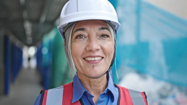 Meia Idade Cinza Cabelos Mulher Construtor Sorrindo Confiante Rua — Fotografia de Stock