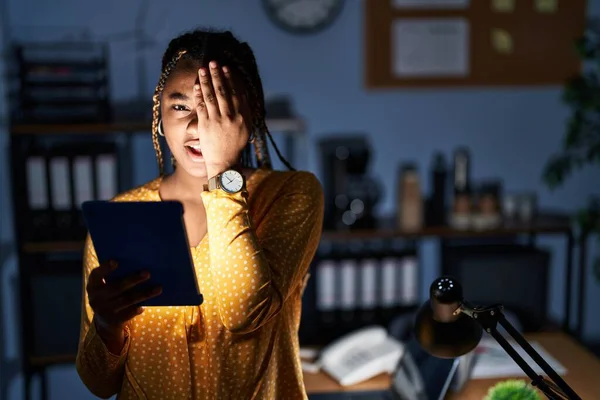Geceleri Ofiste Örgü Ören Afro Amerikalı Bir Kadın Tabletle Çalışıyor — Stok fotoğraf