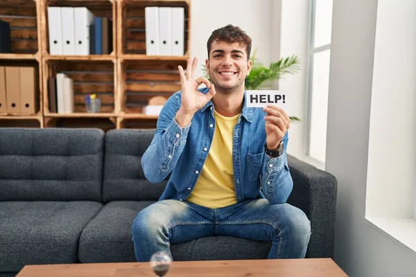 Terapide Yardım Isteyen Genç Spanyol Adam Parmaklarıyla Imza Atıyor Gülümsüyor — Stok fotoğraf