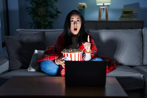 Mulher Hispânica Comendo Pipocas Assistindo Filme Sofá Surpreso Surpreso Olhando — Fotografia de Stock