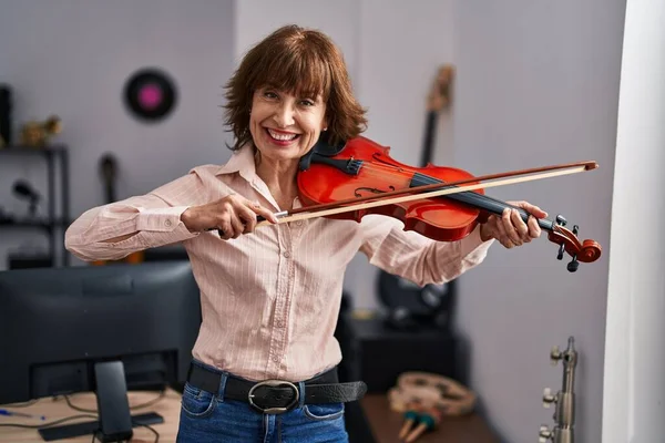 Middle Age Woman Musician Smiling Confident Playing Violin Music Studio — Stock Photo, Image