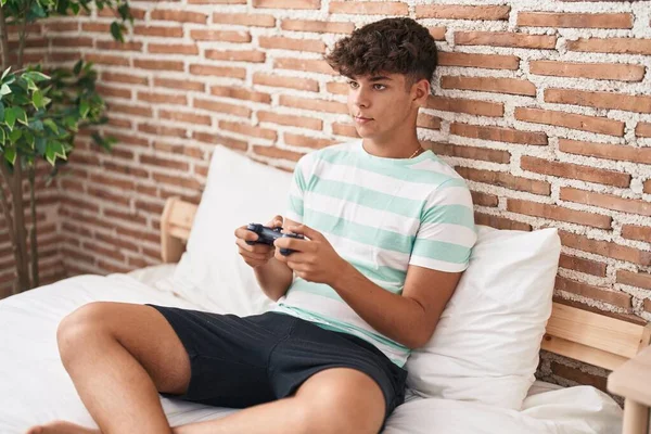 Junge Hispanische Teenager Spielen Videospiel Auf Bett Schlafzimmer — Stockfoto