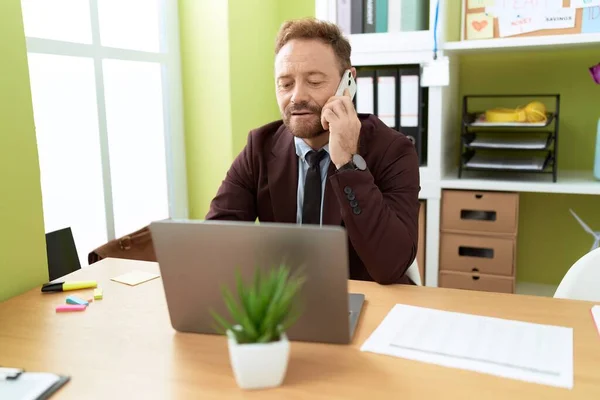 Orta Yaşlı Adamı Ofiste Bilgisayarla Akıllı Telefondan Konuşuyor — Stok fotoğraf