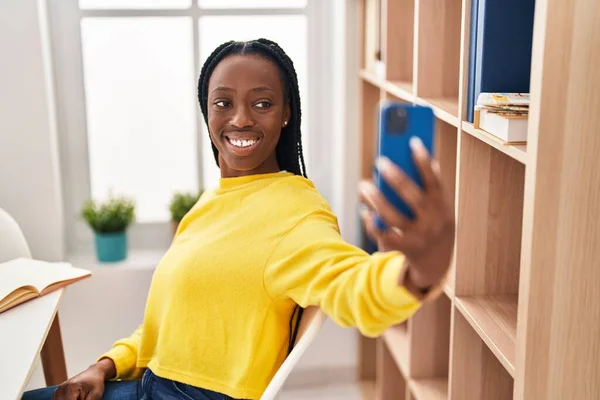 Африканська Американка Посміхається Впевнено Зробити Селфі Допомогою Смартфона Вдома — стокове фото