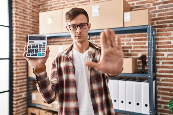Homem Negócios Caucasiano Trabalhando Comércio Eletrônico Pequenas Empresas Segurando Calculadora — Fotografia de Stock